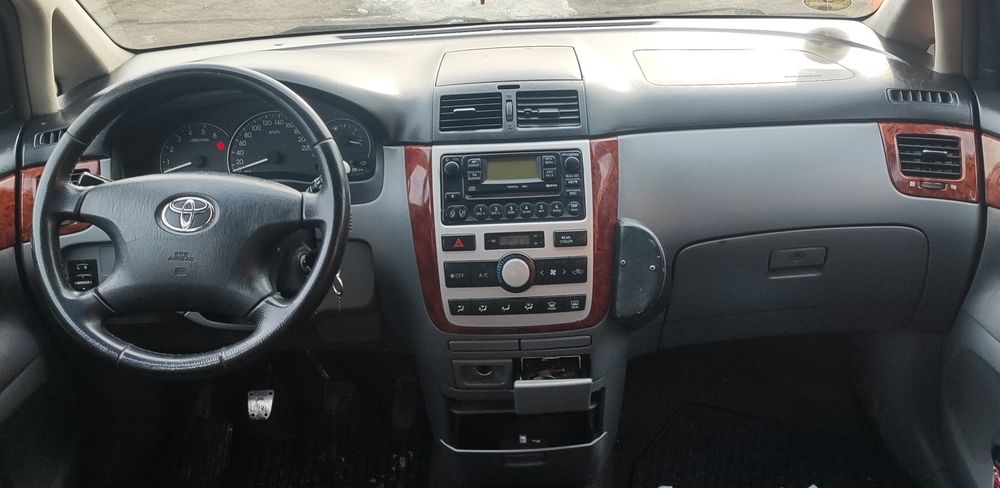 Toyota Avensis Verso lampy przednie lewa i prawa