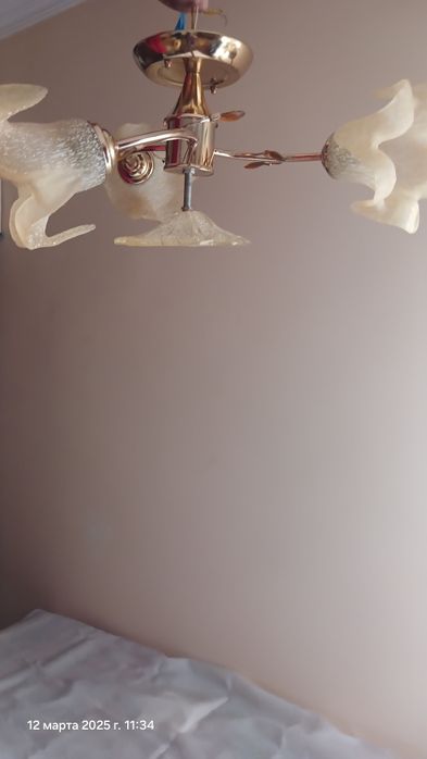 Люстра на три плафона б/у