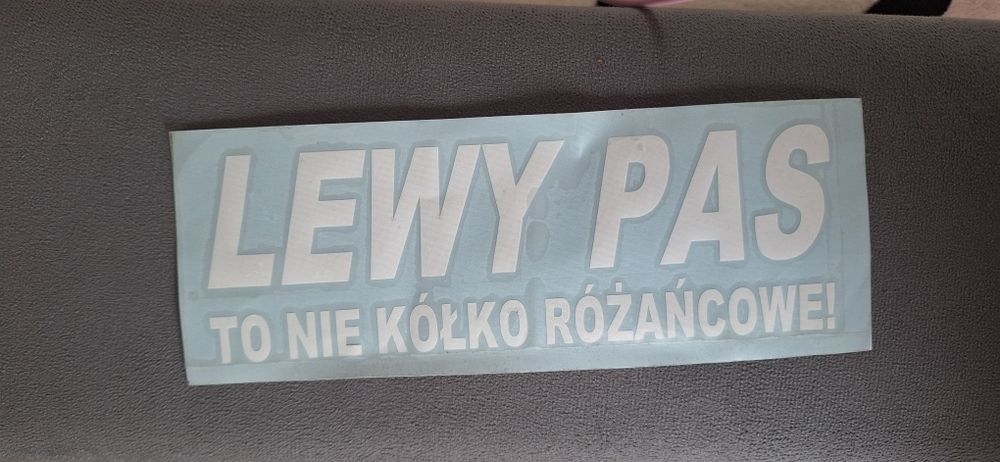 Nowa naklejka na samochód