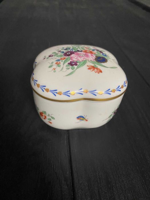 Caixa Gomos Corbeille Vista Alegre, pintada à mão e com barra de ouro