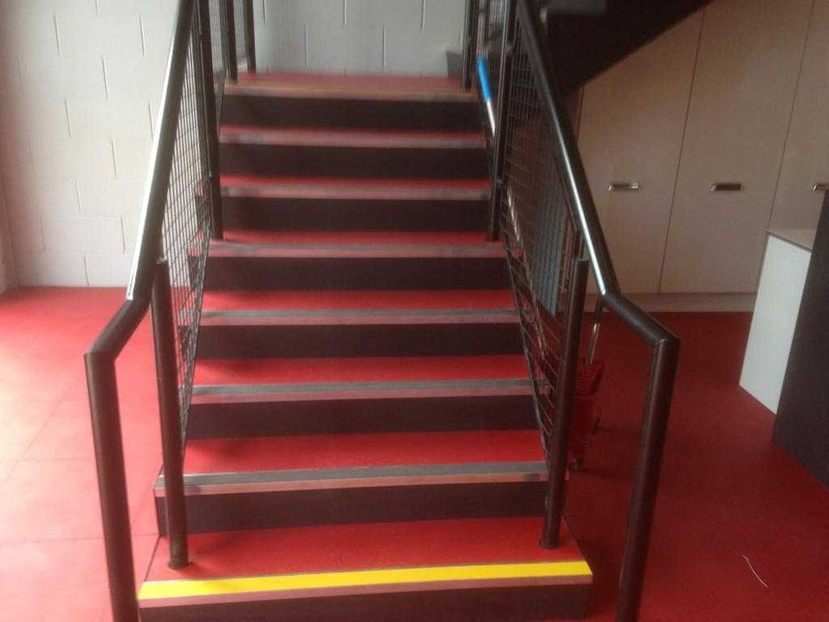 Wytrzymała podłoga modułowa–garaż, warsztat, przemysł, bez kleju, klik