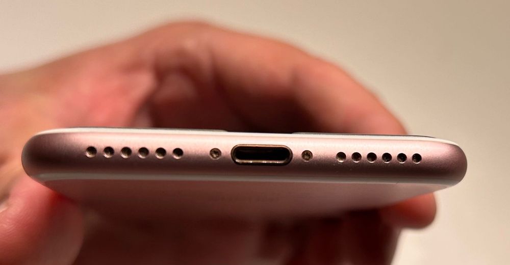 Apple Iphone 7 Rose Gold 32GB + etui Spigen + szkło hartowane