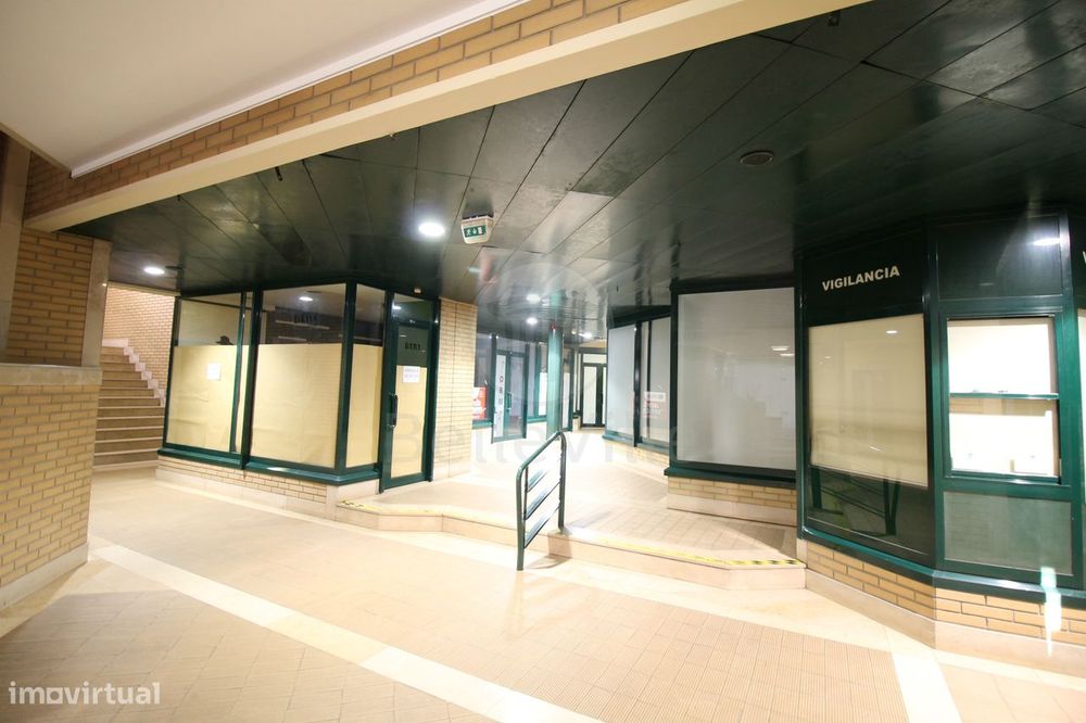 Loja de 37m2 - Centro Comercial dos Granjinhos,