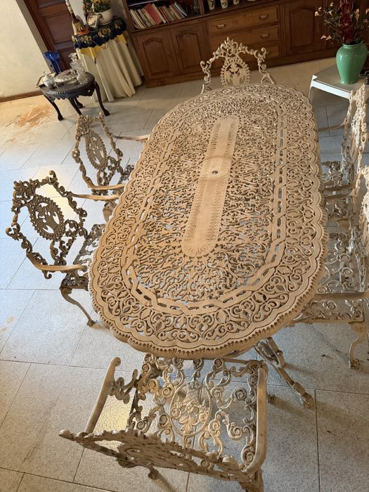 Mesa e 6 cadeiras de ferro