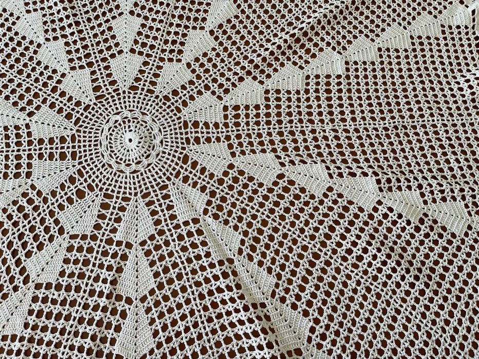 Toalha branca de crochet artesanal hexagonal - diâmetro 150