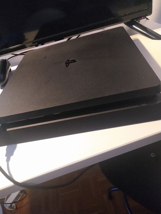PlayStation 4- 500 GB. Como nova