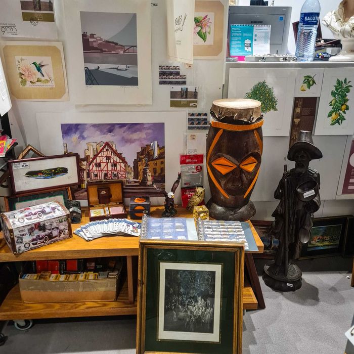 Tambor Artesanal Africano Esculpido em Madeira (53 cm)