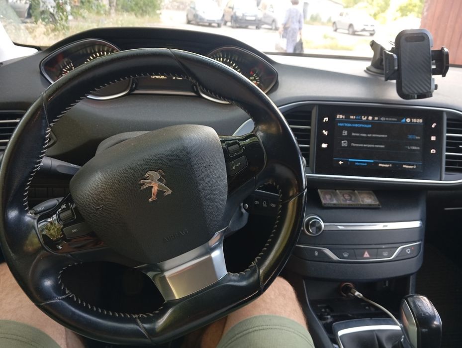 Автомобіль Пежо 308