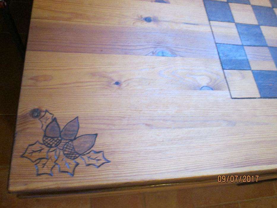 Mesa de jogo para sala, em pinho piro-gravada e 4 bancos