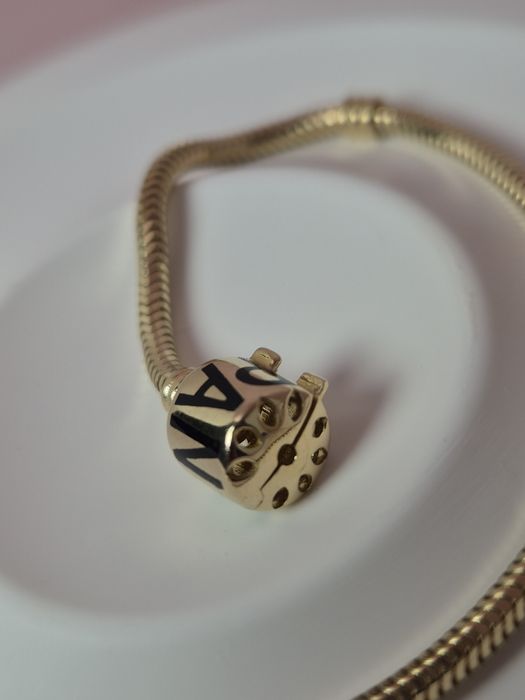 Złota bransoletka typu Pandora 19 cm napis czarny gładka beczka p. 585