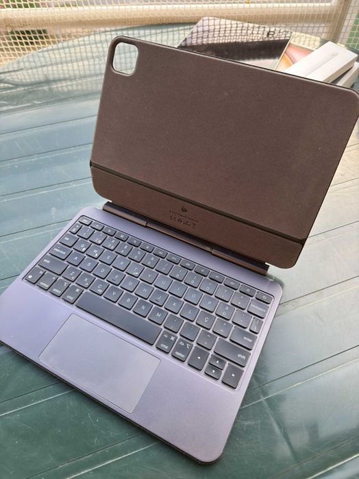 Vendo Pack "iPad Air 11" (M2 / 256GB / 8GB RAM) + Apple Pencil (Caixa) + Capa Teclado iService
