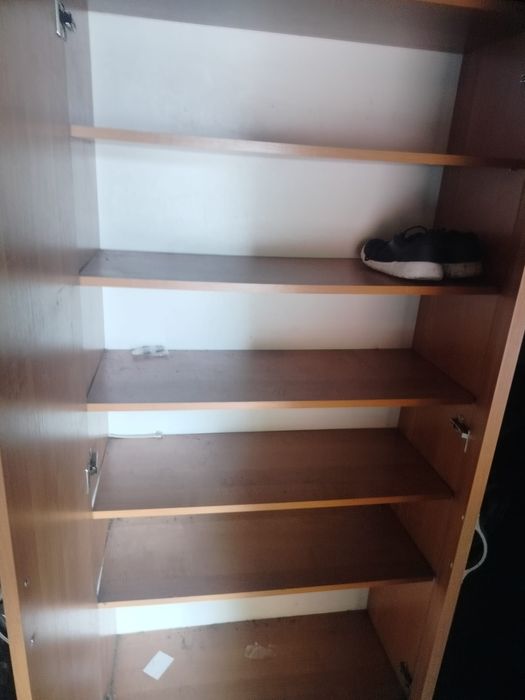 Szafa z półkami i lustrem