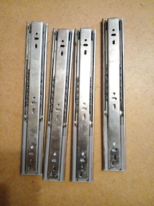 Направляючі для шухляди з доводчиком