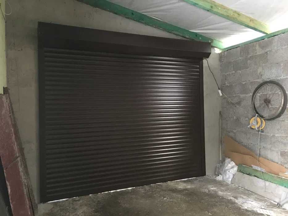 Автоматичні ролетні економ ворота в гараж і повноцінні секційні ворота
