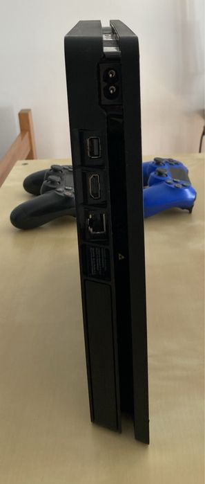 PS4 Slim 1TB + 2 Comandos