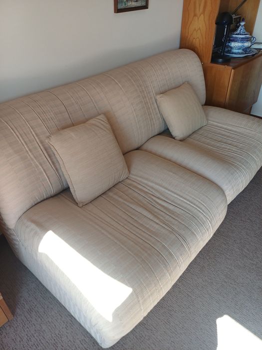 Sofá-cama para dois, com almofadas