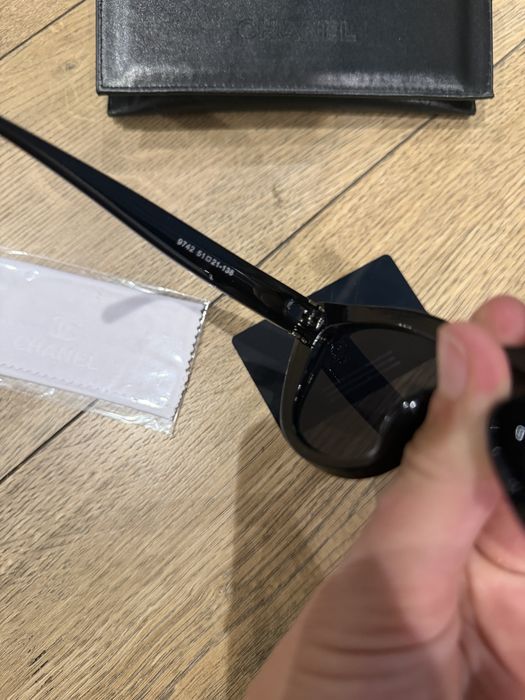 Okulary przeciwsloneczne Chanel czarne zlote logo nowe z pudelkiem