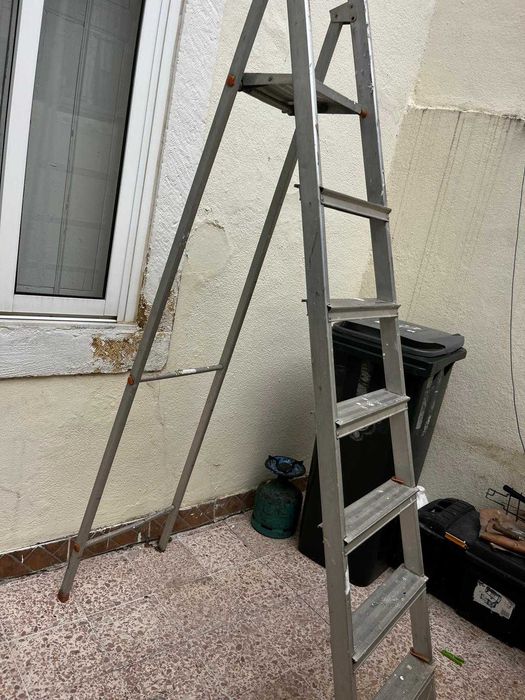 Escadote de aluminio de seis degraus
