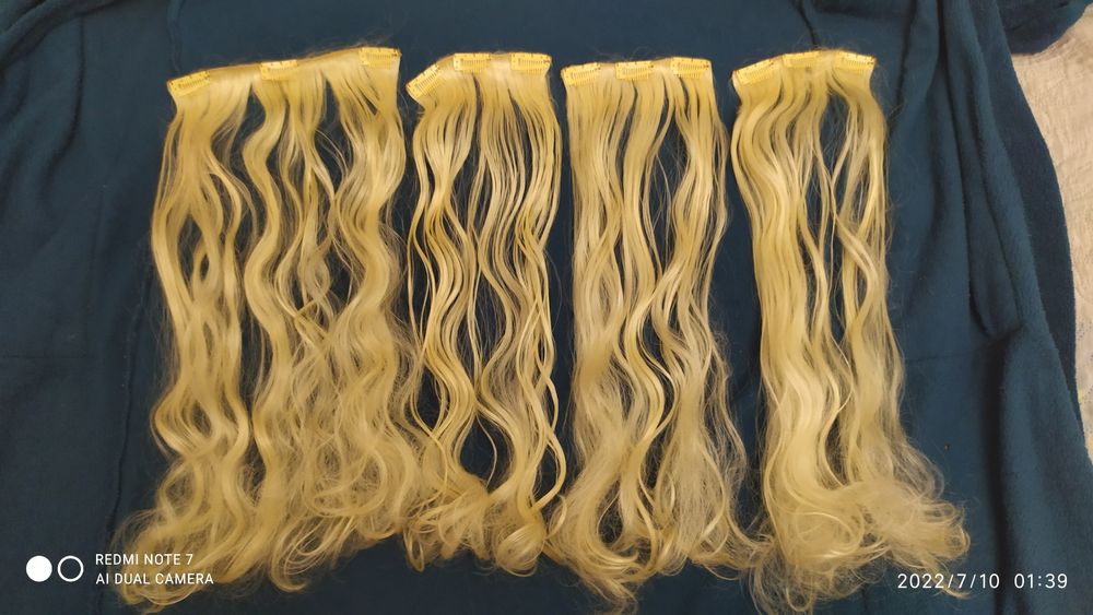 Трейсы накладные, волосы на заколках.