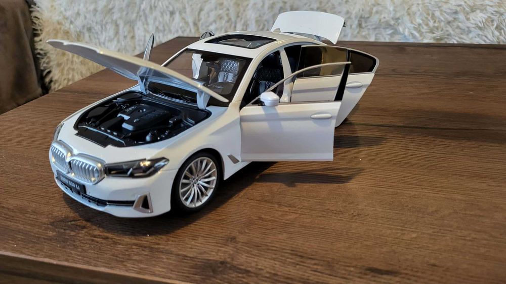 samochód Bmw G30 Lift 1:18 NOWY wszystkie elementy otwierane