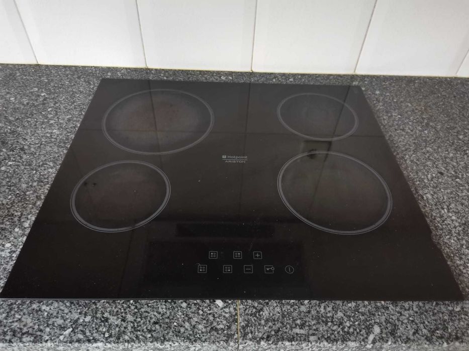 Placa de Vitrocerâmica Hotpoint Ariston - 4 pontos de aquecimento