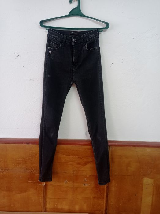 Джинси вживанні темно-сірі