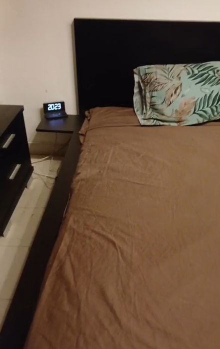 Cama King size com 2 mesas de cabeceira e colchão