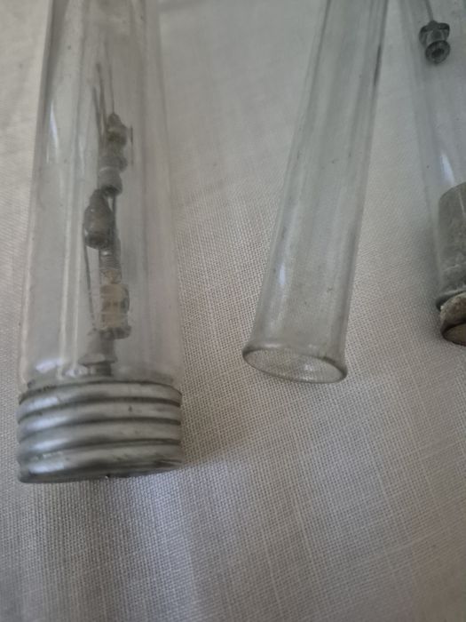 Antigo Kit de Agulhas Médicas Hipodérmicas C/ Tubos de Esterilização em Vidro – Décadas de 50/60