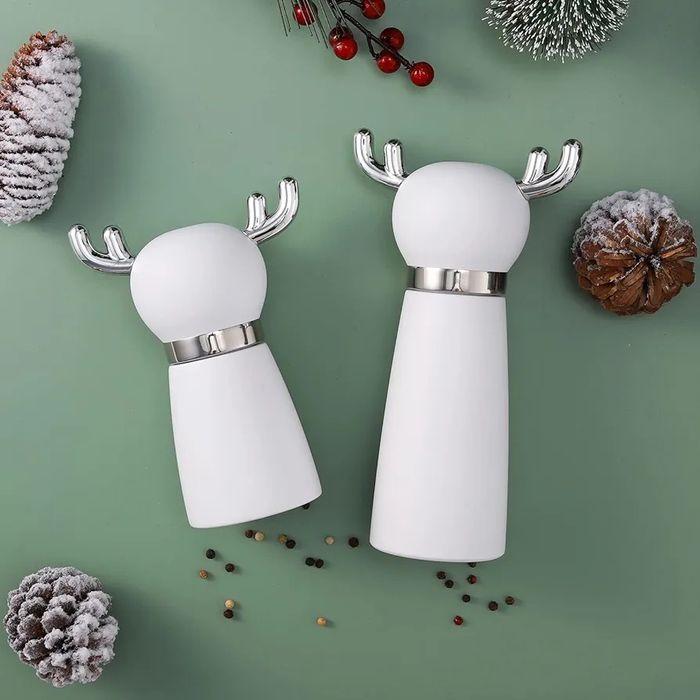 Białe drewniane ręczne młynki vevok w kształcie renifera