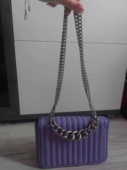 Mała fioletowa torebka