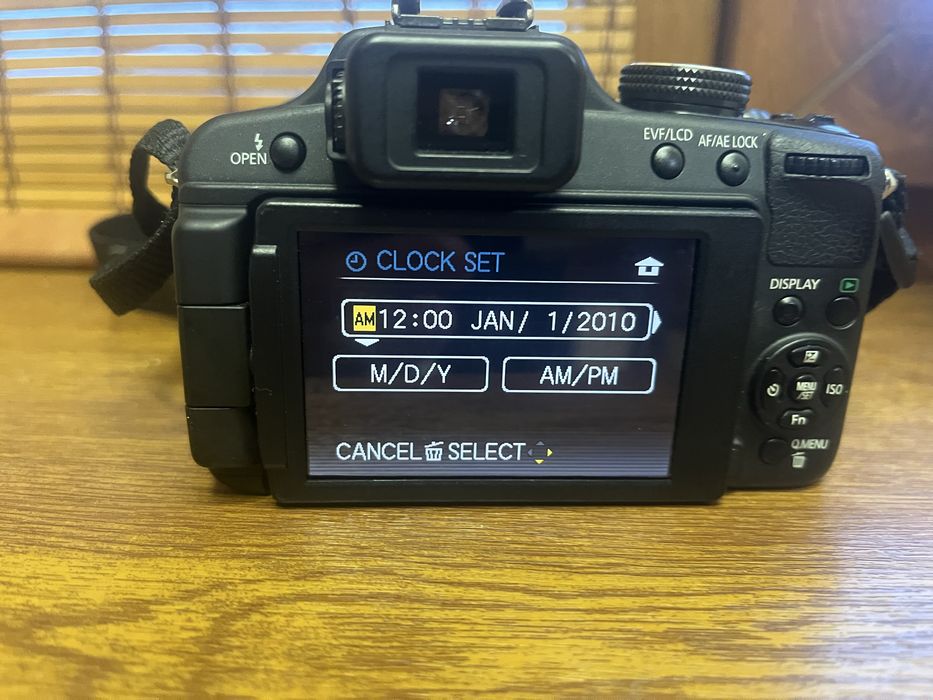 Фотоапарат LUMIX FZ100 стан нового є зарядне і сумочка