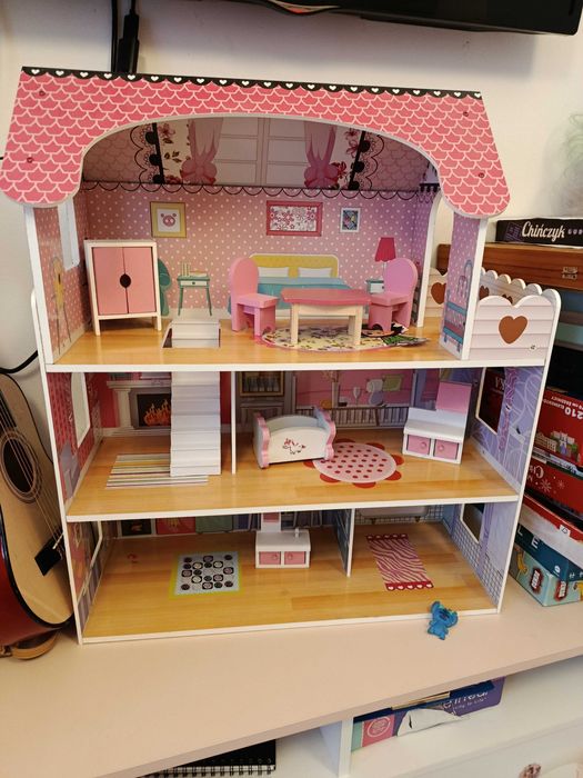 Zabawkowy,drewniany domek dla lalek