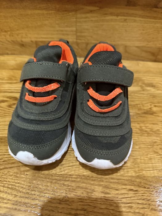 Продам дитячі кросівки