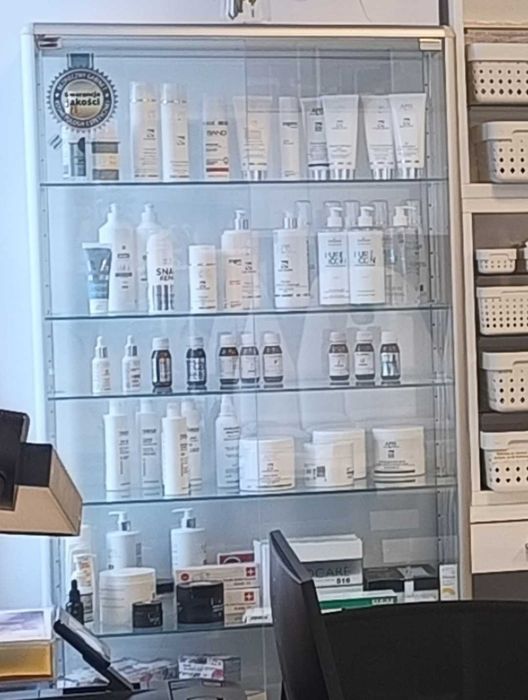 Witryna szklana gablota ekspozycyjna