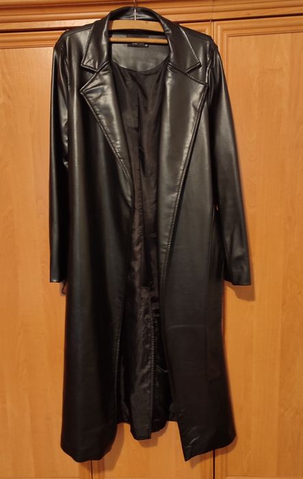 Чорний плащ з екошкіри