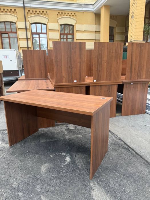 Письмові офісні столи у великій кількості.  Опт та роздріб.