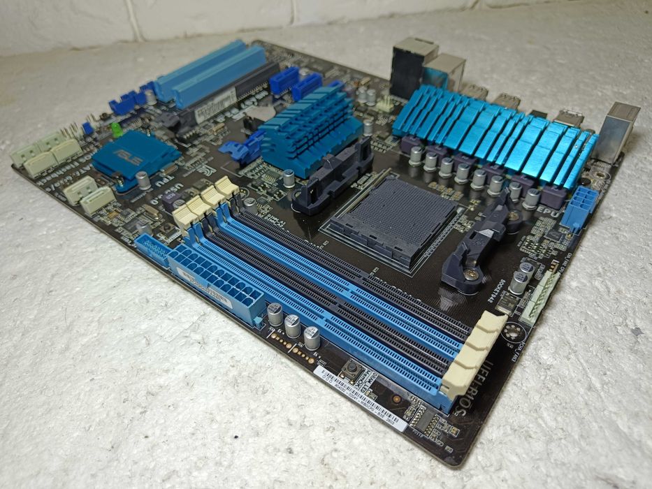 Материнська плата AMD ASUS M5A97 R2.0 sAM3+ під FX у ВІДМІННОМУ стані