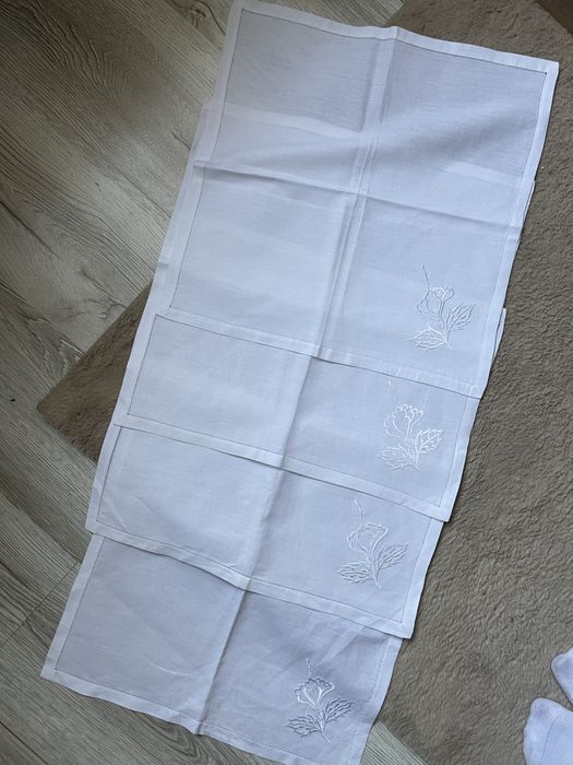 Zestaw 4 serwetki bawełniane białe z haftem