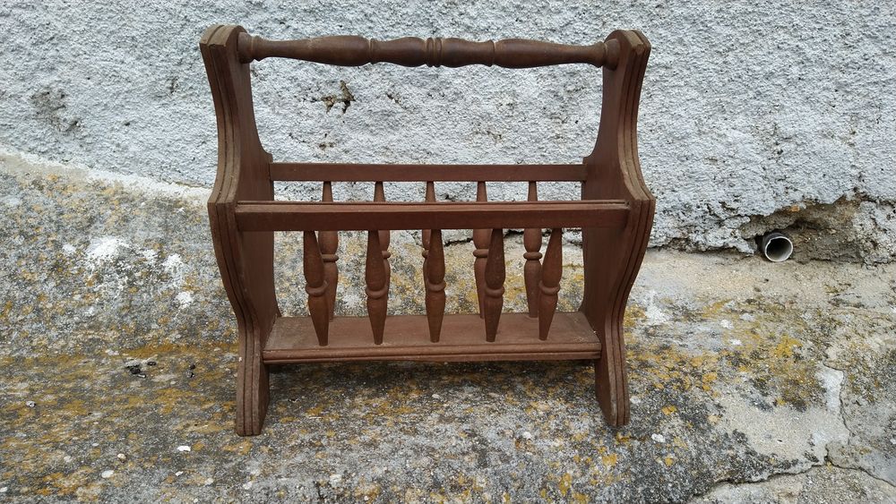 Porta revistas em madeira trabalhada