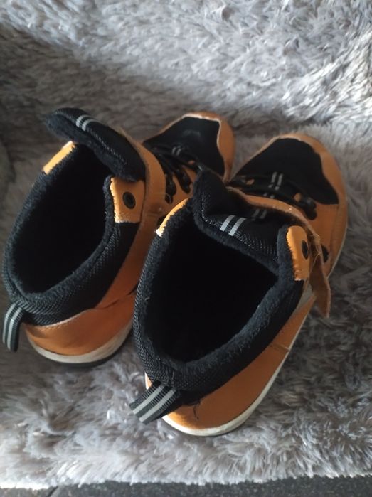 Ocieplane botki dla chłopca Sinsay