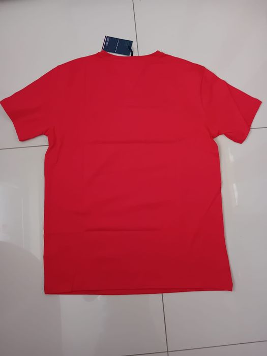 Czerwony t-shirt Tommy Hilfiger w rozmiarze L.