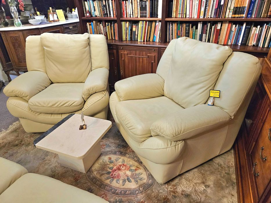 Sofás individuais em pele de cor creme muito clara - óp