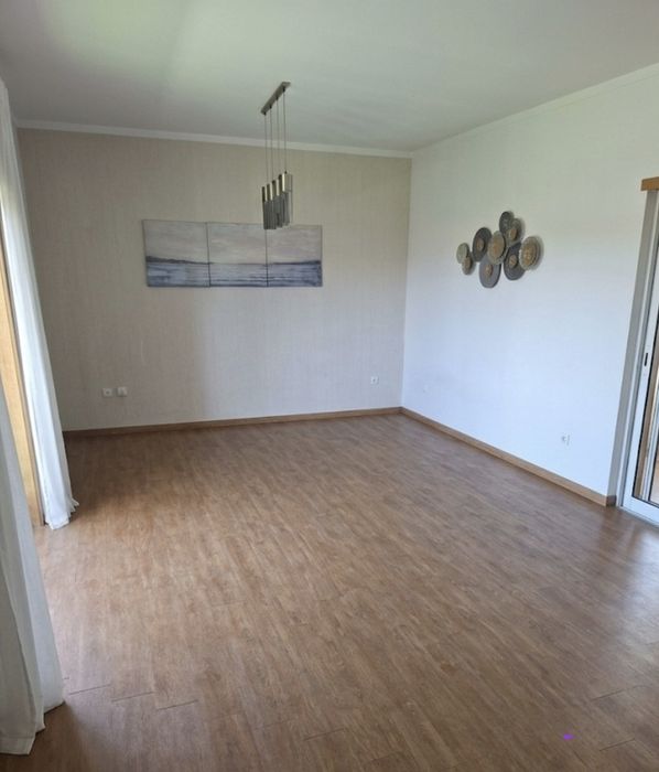Excelente Apartamento T3+1 com Quintal Privativo e 2 Garagens – Oliveira S. Mateus, Famalicão