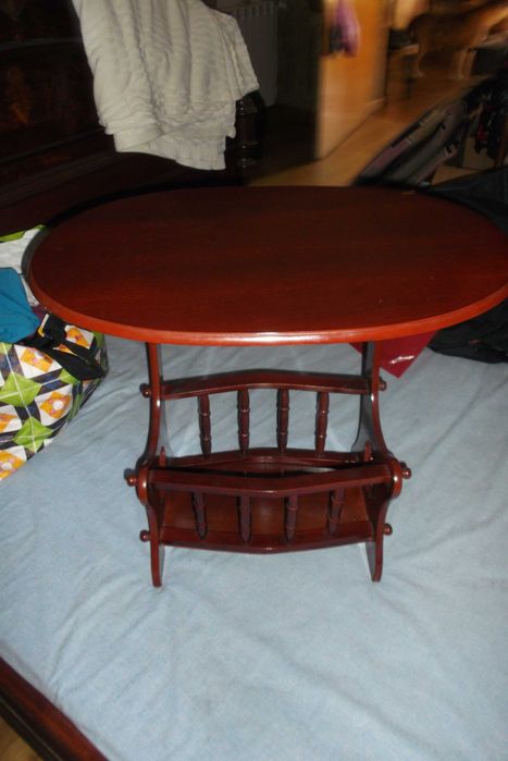 Pequena mesa revisteira-apoio a sofá-muito interessante