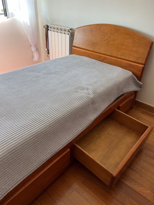 Cama Solteiro 190x100 com Arrumação 4 gavetas + Colchão + Mesa de cabeceira (Tudo em Madeira)