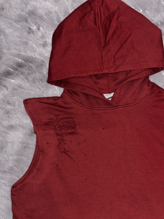 czerwona bluza bez rekawow