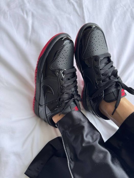 Nike SB Dunk Low « Black / Red Lacquer »