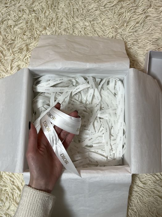 Коробка Dior з конвертами та стрічкою