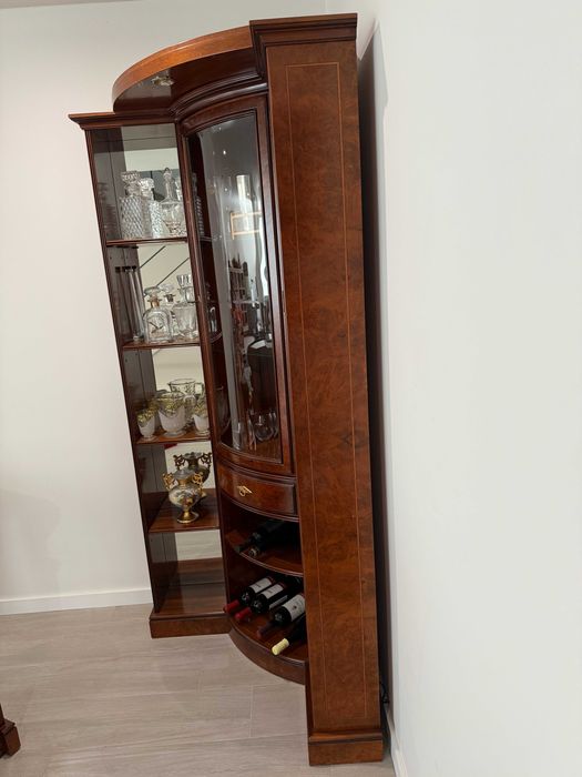 Bar de Canto clássico em madeira com espelho e bancos