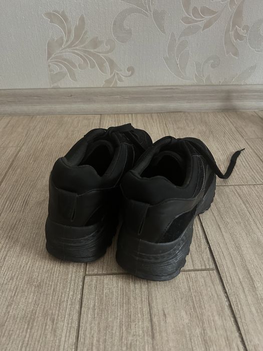 Кроссовки черные sinsay